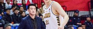 带伤出战!胡金秋半场7中2&4罚3中拿到7分5板 拼下3前场板