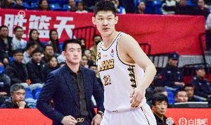 带伤出战!胡金秋半场7中2&4罚3中拿到7分5板 拼下3前场板