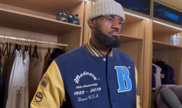 xingkong.com-爆了！詹皇暂停斜眼瞪队友，这表情连东契奇都顶不住，何况是顿宝